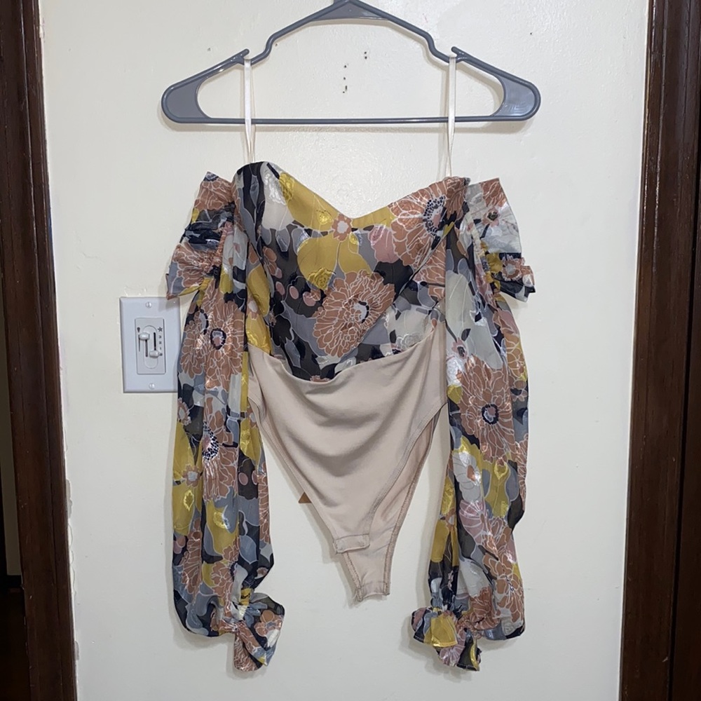 Off the shoulder super cute bodysuit!